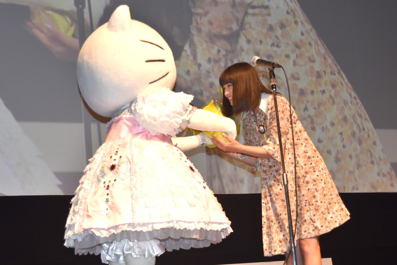 ハローキティ（左）から花束を受け取る広瀬すず（右）。