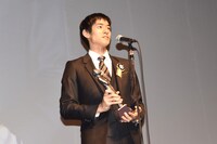 最優秀新進男優賞を受賞した中島歩。