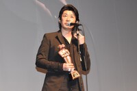 最優秀男優賞を受賞した永瀬正敏。
