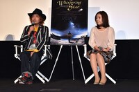 作品への思いを明かす園子温（左）と、それを静かに聞く神楽坂恵（右）。