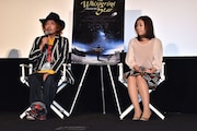 作品への思いを明かす園子温(左)と、それを静かに聞く神楽坂恵(右)。