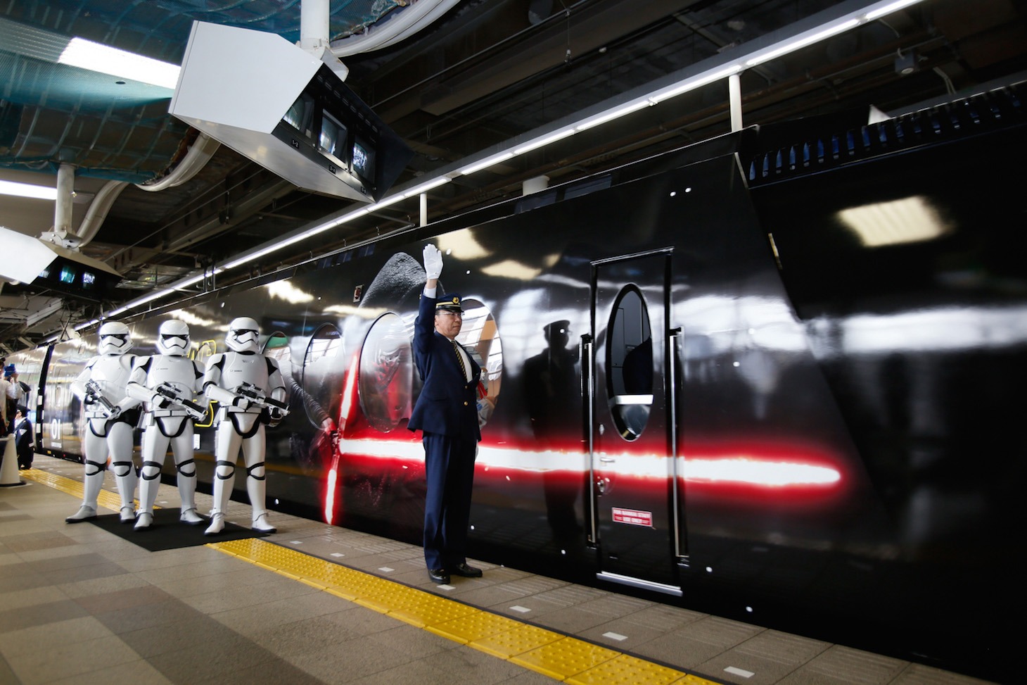 特急ラピート「スター・ウォーズ／フォースの覚醒」号出発式の様子。