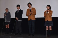 「通学シリーズ 通学途中」初日舞台挨拶の様子。左から藤本泉、千葉雄大、中川大志、森川葵。