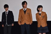 「通学シリーズ 通学途中」初日舞台挨拶の様子。左から千葉雄大、中川大志、森川葵。