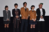 「通学シリーズ 通学途中」初日舞台挨拶の様子。左から藤本泉、千葉雄大、中川大志、森川葵、川野浩司。