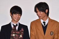 「通学シリーズ 通学途中」初日舞台挨拶の様子。左から千葉雄大、中川大志。