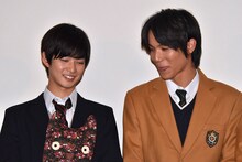 「通学シリーズ 通学途中」初日舞台挨拶の様子。左から千葉雄大、中川大志。