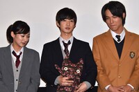 「通学シリーズ 通学途中」初日舞台挨拶の様子。左から藤本泉、千葉雄大、中川大志。