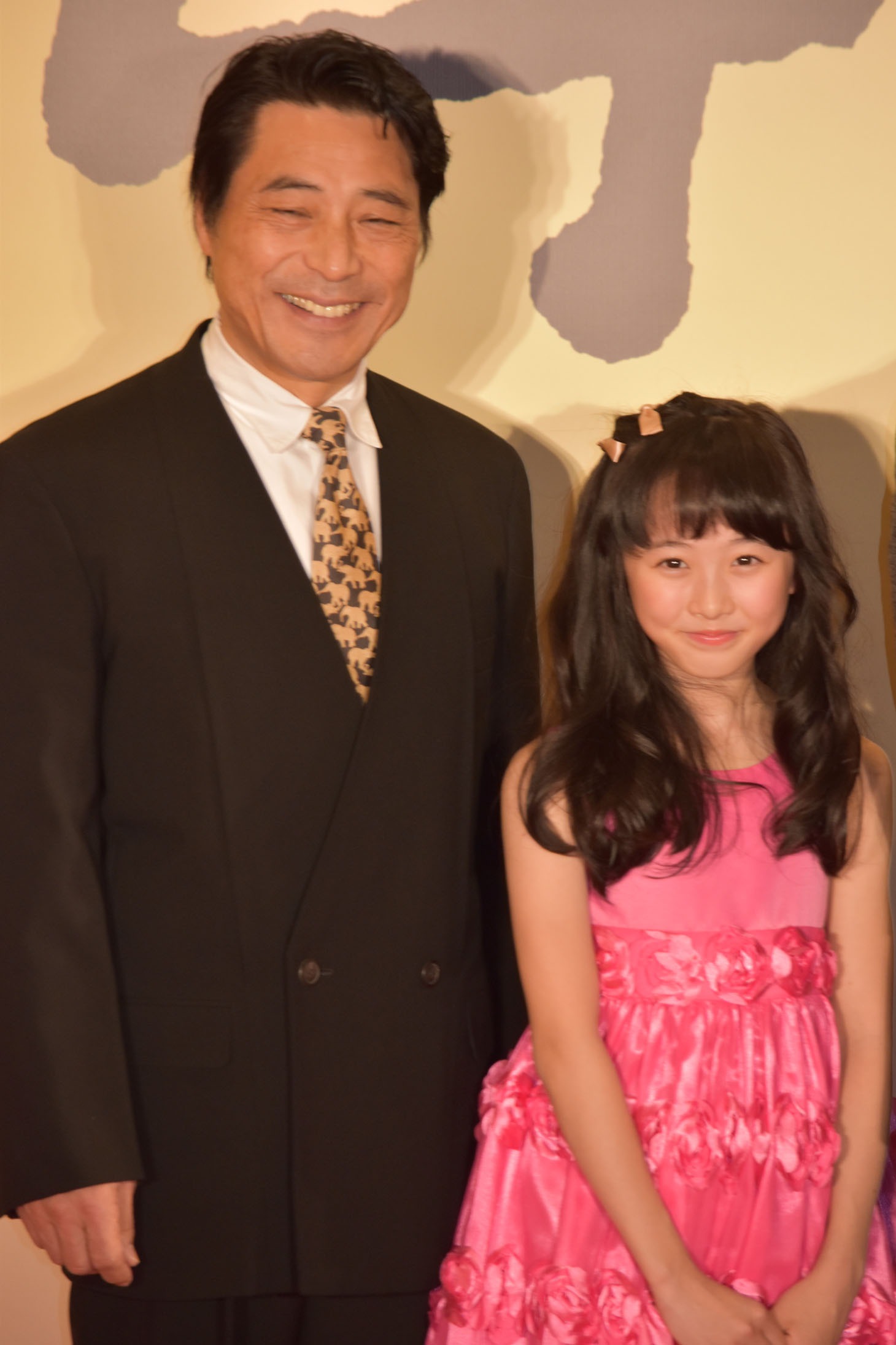 左から加藤健一、本田望結。