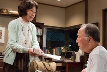 「家族はつらいよ」より、橋爪功（右）と吉行和子（左）演じる平田周造・富子夫婦。(c)2016「家族はつらいよ」製作委員会