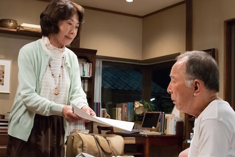 「家族はつらいよ」より、橋爪功(右)と吉行和子(左)演じる平田周造・富子夫婦。(c)2016「家族はつらいよ」製作委員会