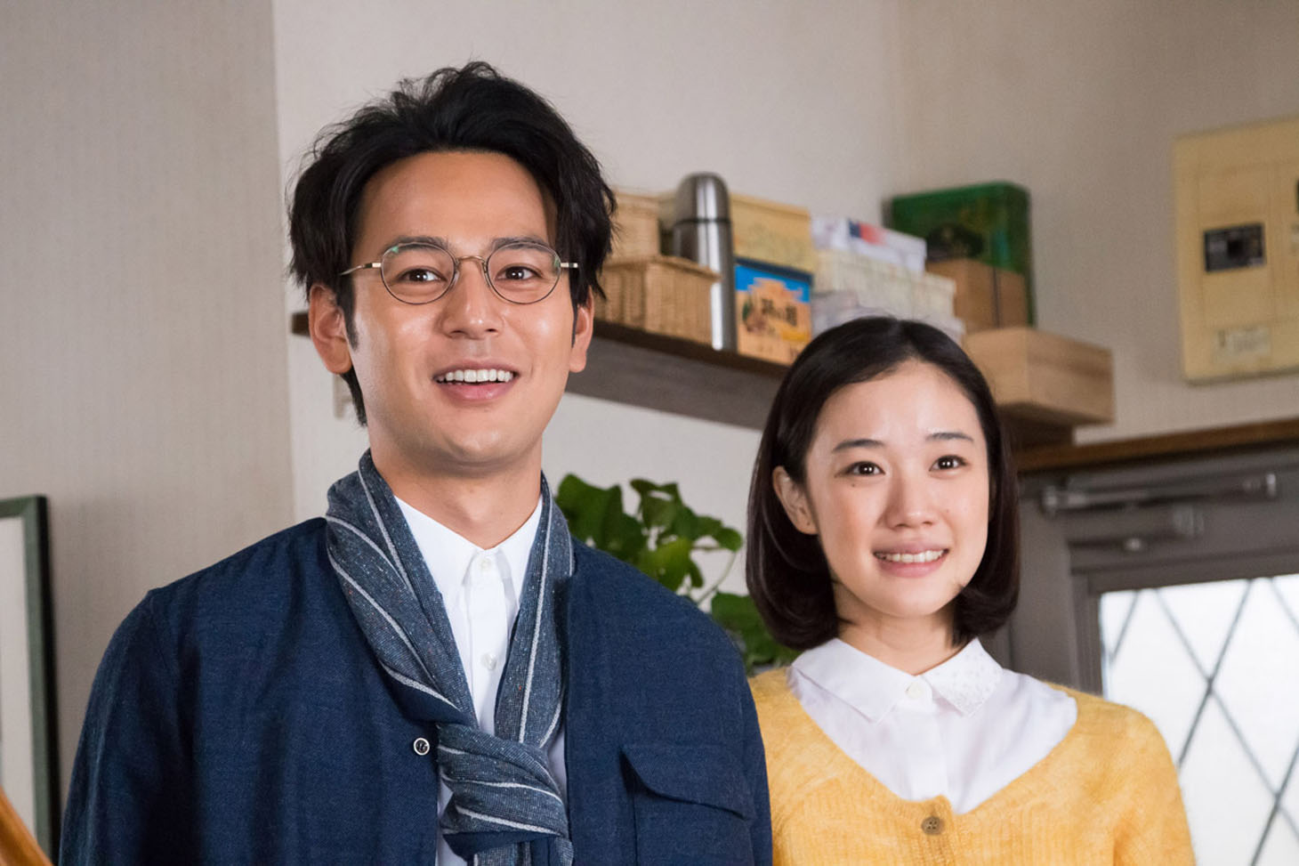 「家族はつらいよ」より、平田家の次男・庄太を演じる妻夫木聡（左）と、その恋人・憲子を演じる蒼井優（右）。(c)2016「家族はつらいよ」製作委員会