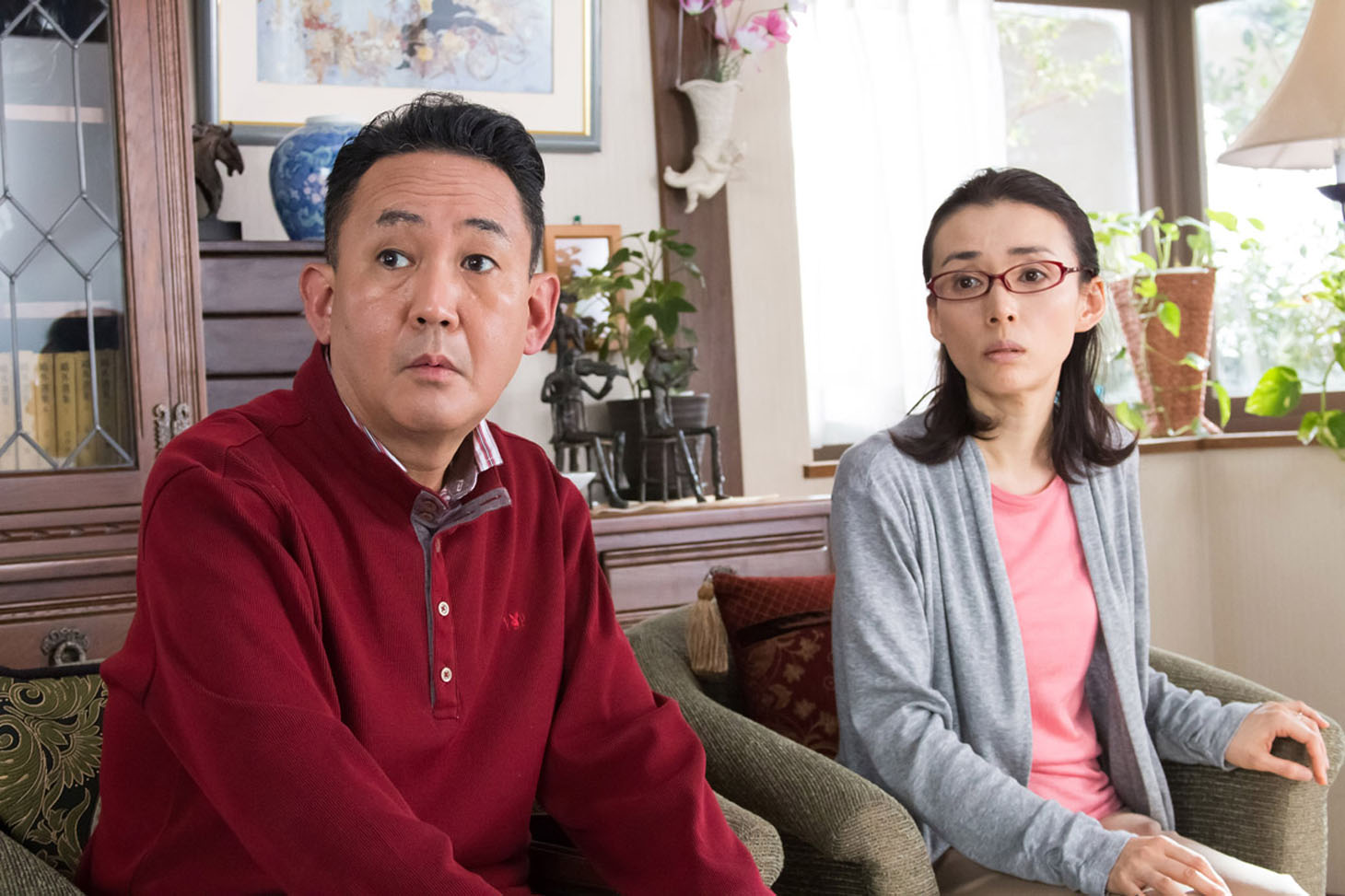 「家族はつらいよ」より、平田家の長女・成子を演じる中嶋朋子（右）と、その夫・泰蔵を演じる林家正蔵（左）。(c)2016「家族はつらいよ」製作委員会