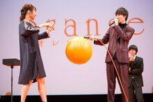 ジェスチャーゲームをする清水くるみ（左）、桜田通（右）。