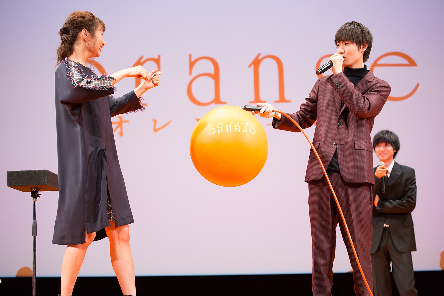 ジェスチャーゲームをする清水くるみ（左）と桜田通。