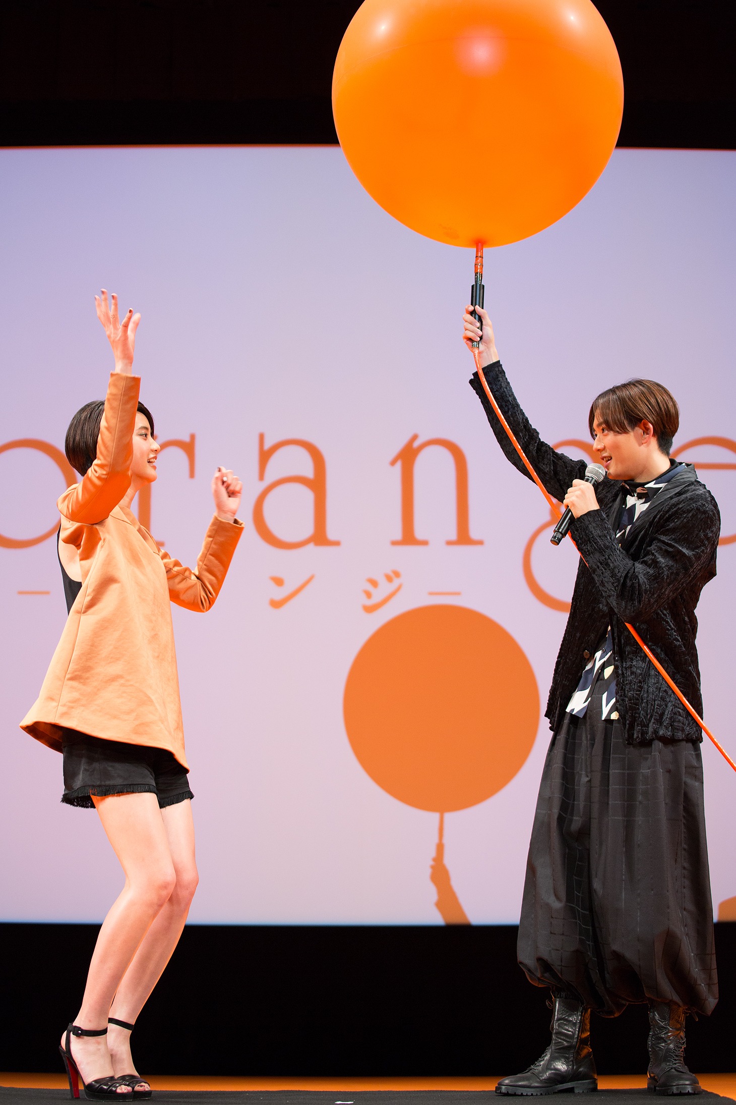 ジェスチャーゲームをする山崎紘菜（左）と竜星涼。