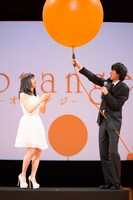 ジェスチャーゲームをする土屋太鳳（左）と山崎賢人（右）。