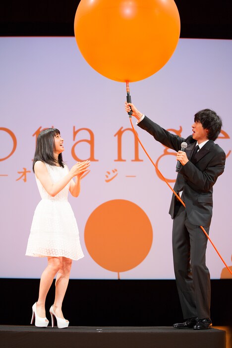 ジェスチャーゲームをする土屋太鳳（左）と山崎賢人（右）。