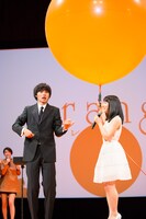 ジェスチャーゲームをする山崎賢人（左）と土屋太鳳（右）。