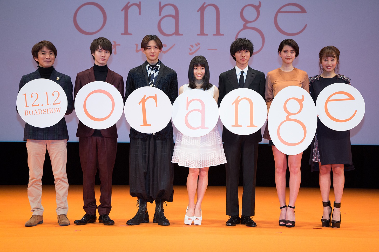 「orange-オレンジ-」完成披露試写会の様子。（左から）橋本光二郎監督、桜田通、竜星涼、土屋太鳳、山崎賢人、山崎紘菜、清水くるみ。