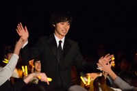 客席から壇上へ向かう山崎賢人。