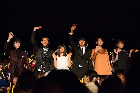 客席後方から登場した「orange-オレンジ-」キャスト陣。