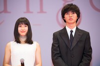 左から土屋太鳳、山崎賢人。