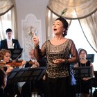 “伝説の音痴”をモデルにした「偉大なるマルグリット」公開、歌姫の数奇な運命描く