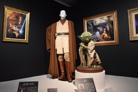 オビ=ワン・ケノービの衣装（左）とヨーダの模型（右）。