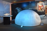 ミレニアム・ファルコンのレプリカ（左）とデス・スターの模型（右）。