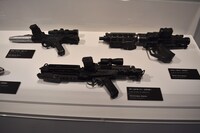 ストームトルーパーの銃（中央）。