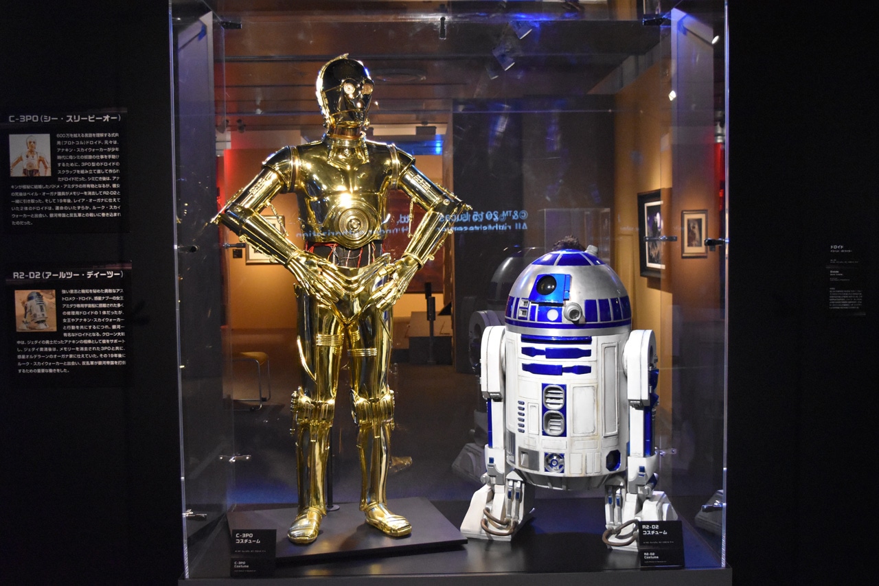 C-3PO（左）とR2-D2（右）。