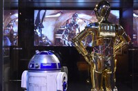 R2-D2（左）とC-3PO（右）のコーナーでは、彼らの活躍をまとめた映像が上映されている。