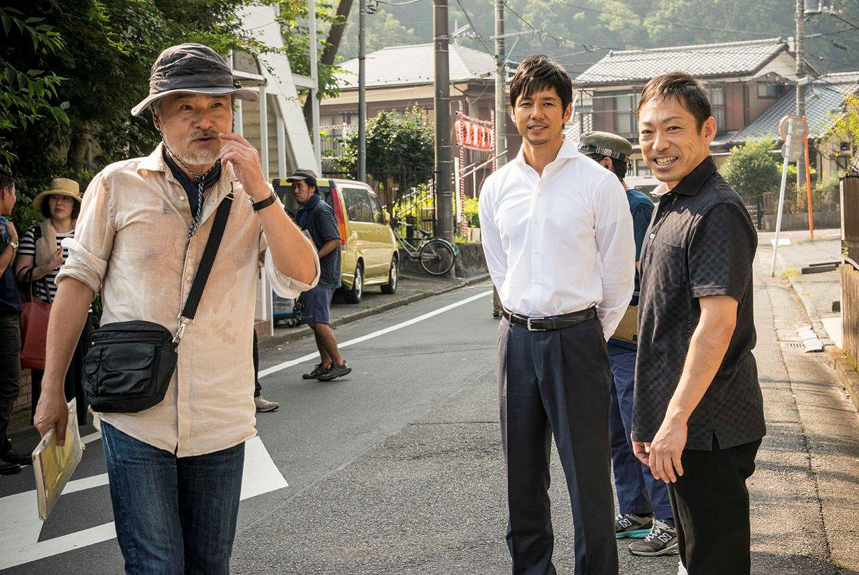 「クリーピー」撮影中の黒沢清（左）、西島秀俊（中）、香川照之（右）。 (c)2016「クリーピー」製作委員会