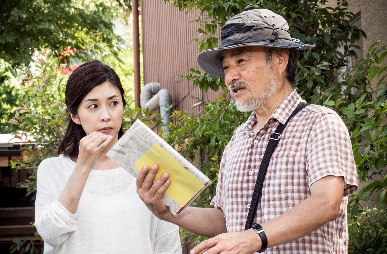 「クリーピー」の撮影風景。指示を出す黒沢清（右）とそれを真剣な表情で聞く竹内結子（左）。 (c)2016「クリーピー」製作委員会