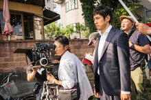 「クリーピー」撮影現場の様子。鋭い眼差しを前方に向ける西島秀俊（右）と、撮影監督の芦澤明子（左）。 (c)2016「クリーピー」製作委員会