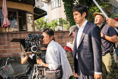 「クリーピー」撮影現場の様子。鋭い眼差しを前方に向ける西島秀俊（右）と、撮影監督の芦澤明子（左）。 (c)2016「クリーピー」製作委員会