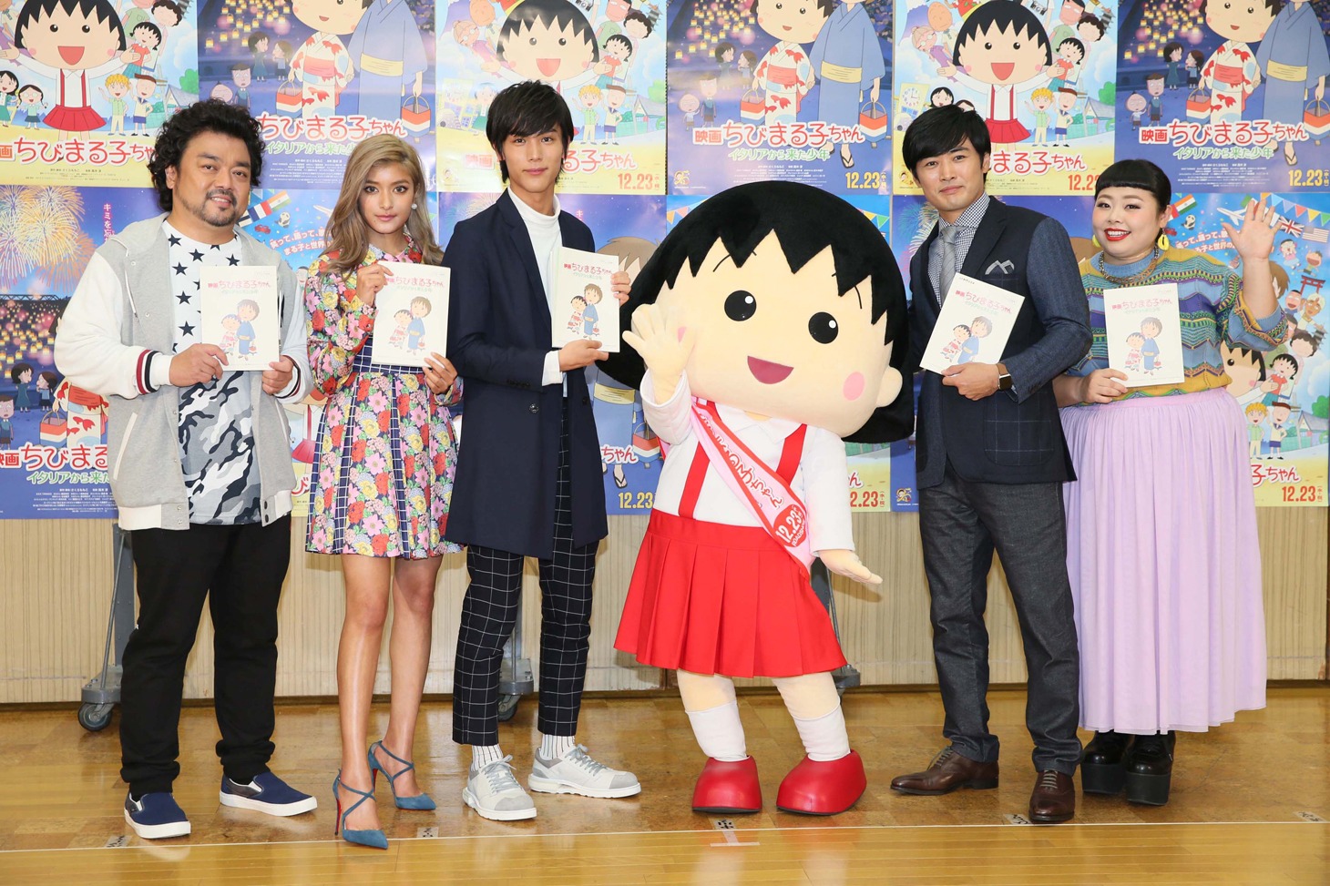 「映画ちびまる子ちゃん イタリアから来た少年」公開アフレコイベントの様子。左からパパイヤ鈴木、ローラ、中川大志、まる子、劇団ひとり、渡辺直美。(c)2015 SP/F.N.T.H.Y.FNS