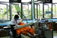 「世紀の光」 (c)2006 Kick the Machine Films