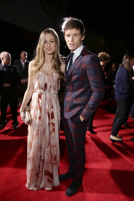 左からハンナ・バグショー、エディ・レッドメイン。