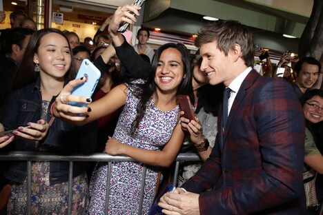 ファンと交流するエディ・レッドメイン。