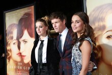 左からアンバー・ハード、エディ・レッドメイン、アリシア・ヴィキャンデル。