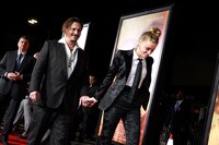 夫のジョニー・デップ（左）を連れて歩くアンバー・ハード（右）。