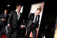 夫のジョニー・デップ（左）を連れて歩くアンバー・ハード（右）。