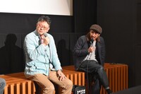 左から大崎章、渋川清彦。