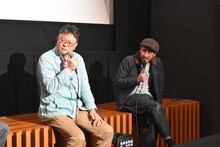 左から大崎章、渋川清彦。