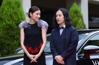 左から吉田羊、エスコート役の又吉直樹（ピース）。