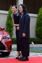 左から吉田羊、エスコート役の又吉直樹（ピース）。