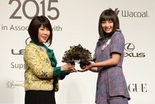 「VOGUE JAPAN」渡辺三津子編集長からトロフィーを受け取る広瀬すず。