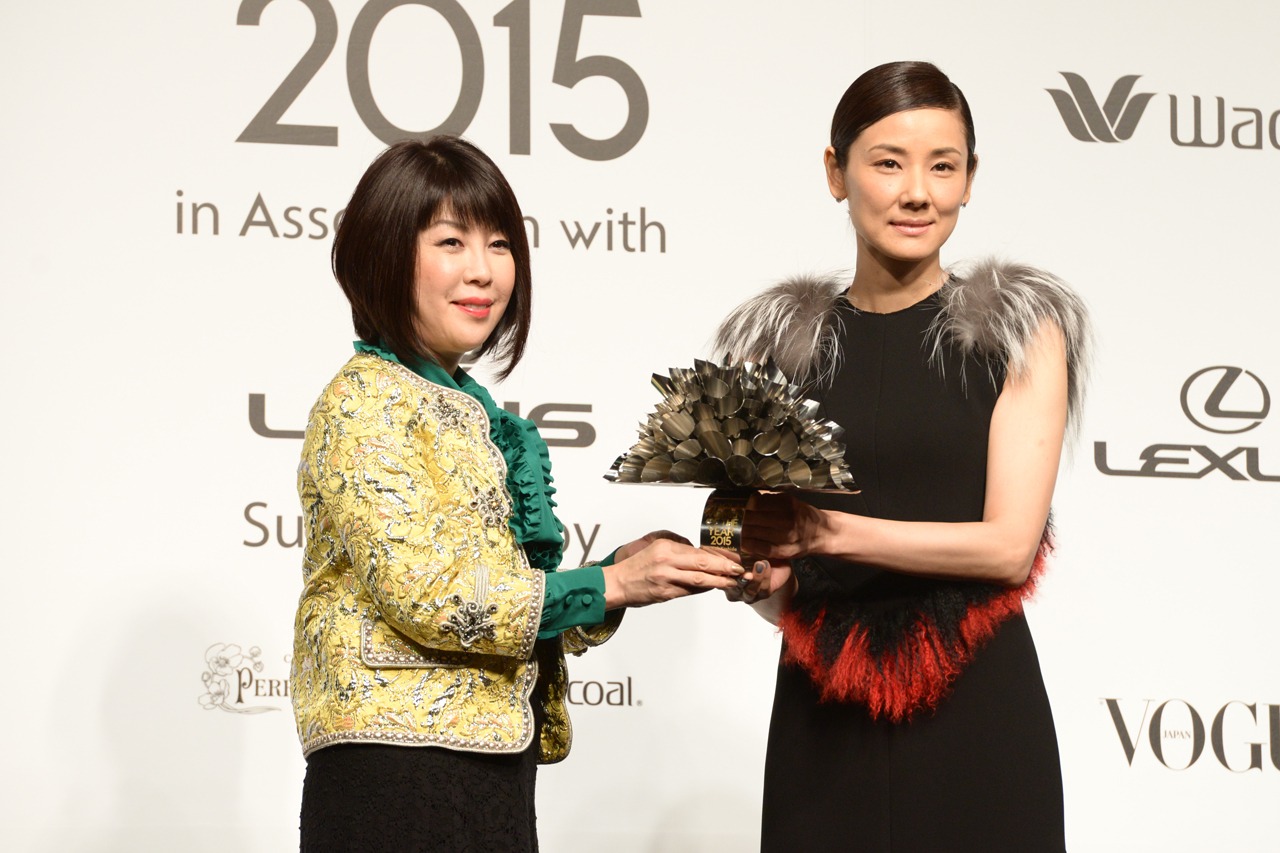 「VOGUE JAPAN」渡辺三津子編集長からトロフィーを受け取る吉田羊。